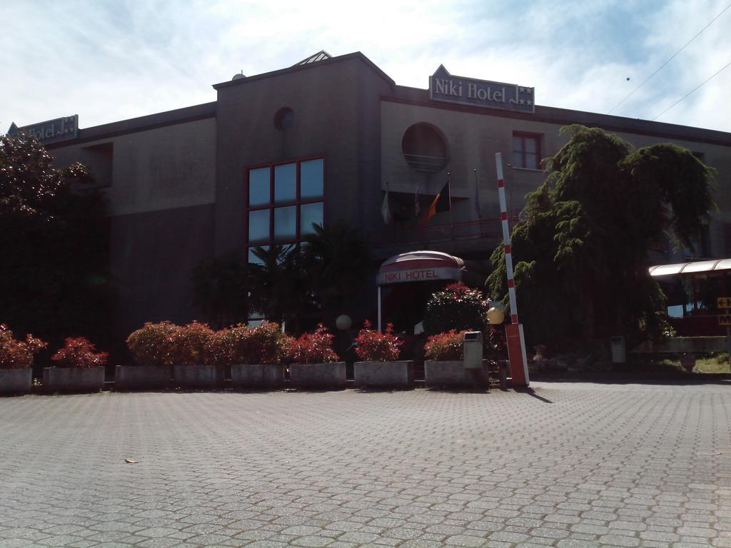 Hotel Niki Tribiano Exterior photo